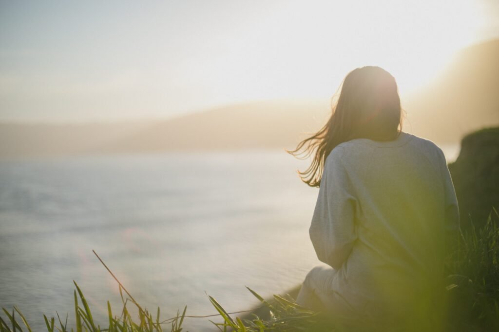 mujer mirando al horizonte